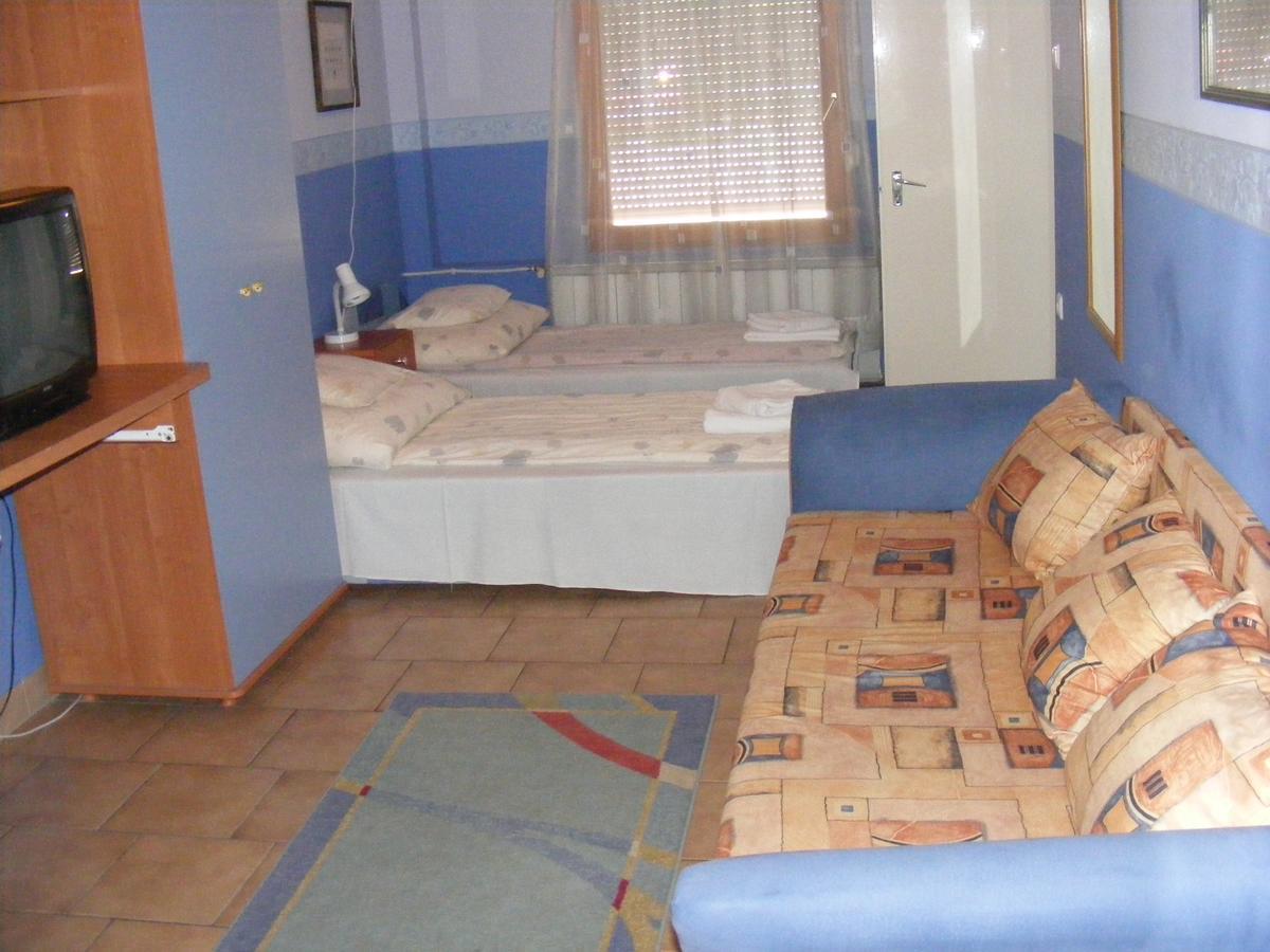 Hotel Pelikan Hodmezovasarhely Bagian luar foto