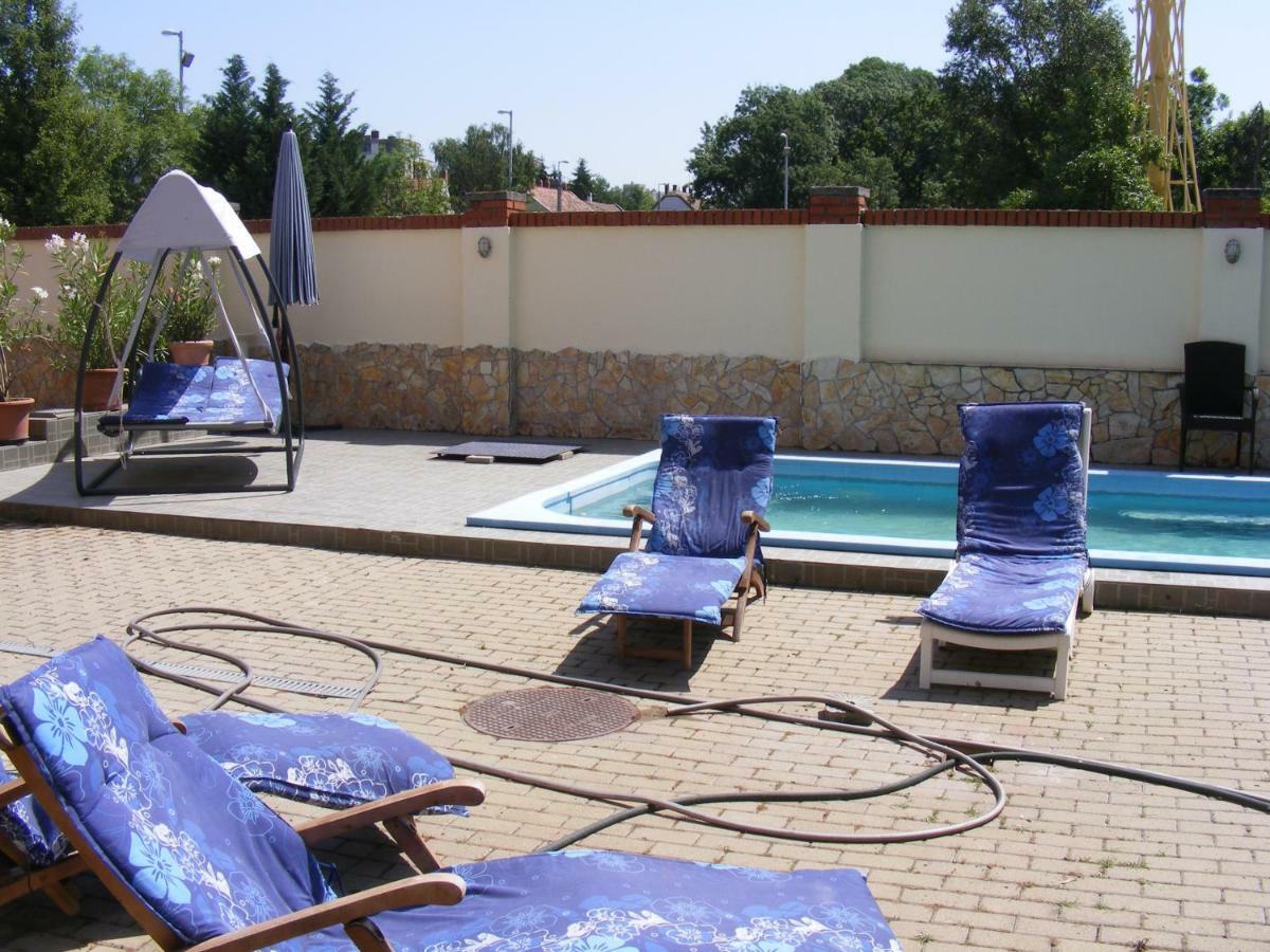 Hotel Pelikan Hodmezovasarhely Bagian luar foto