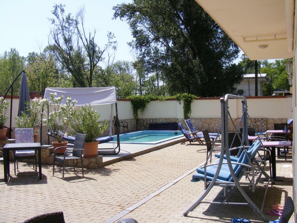 Hotel Pelikan Hodmezovasarhely Bagian luar foto