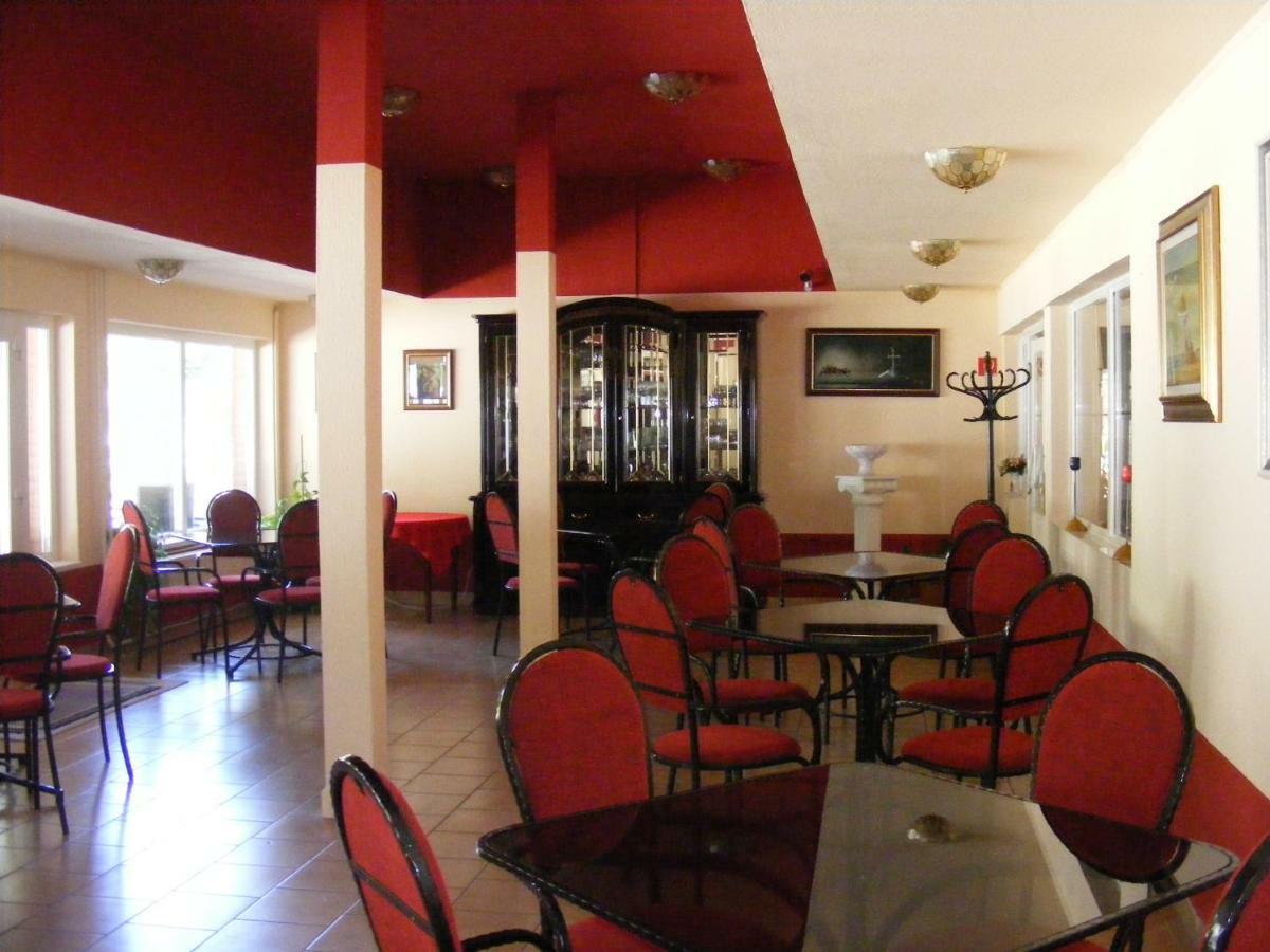 Hotel Pelikan Hodmezovasarhely Bagian luar foto