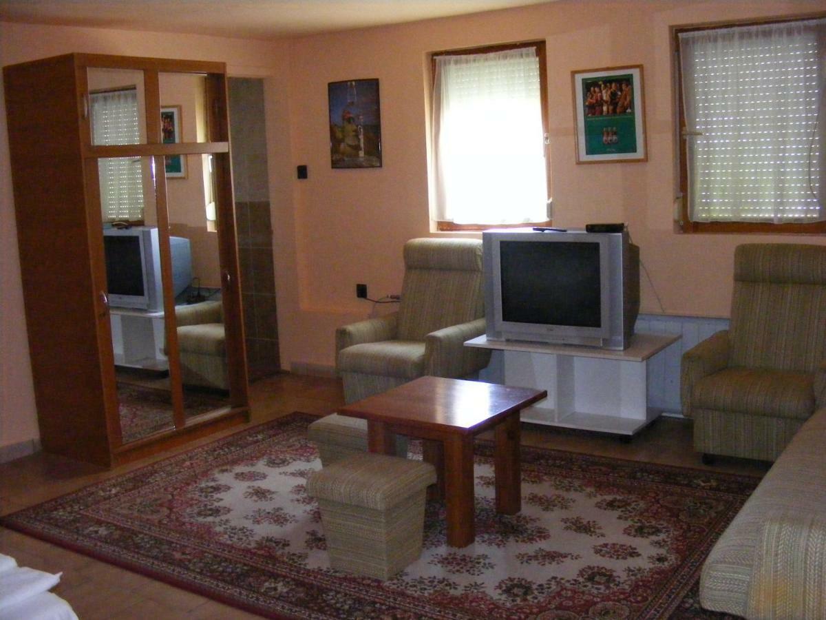 Hotel Pelikan Hodmezovasarhely Bagian luar foto