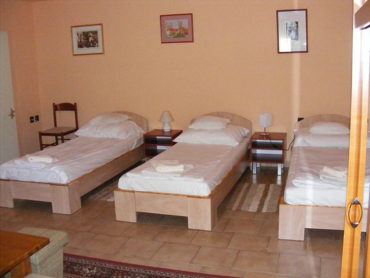 Hotel Pelikan Hodmezovasarhely Bagian luar foto