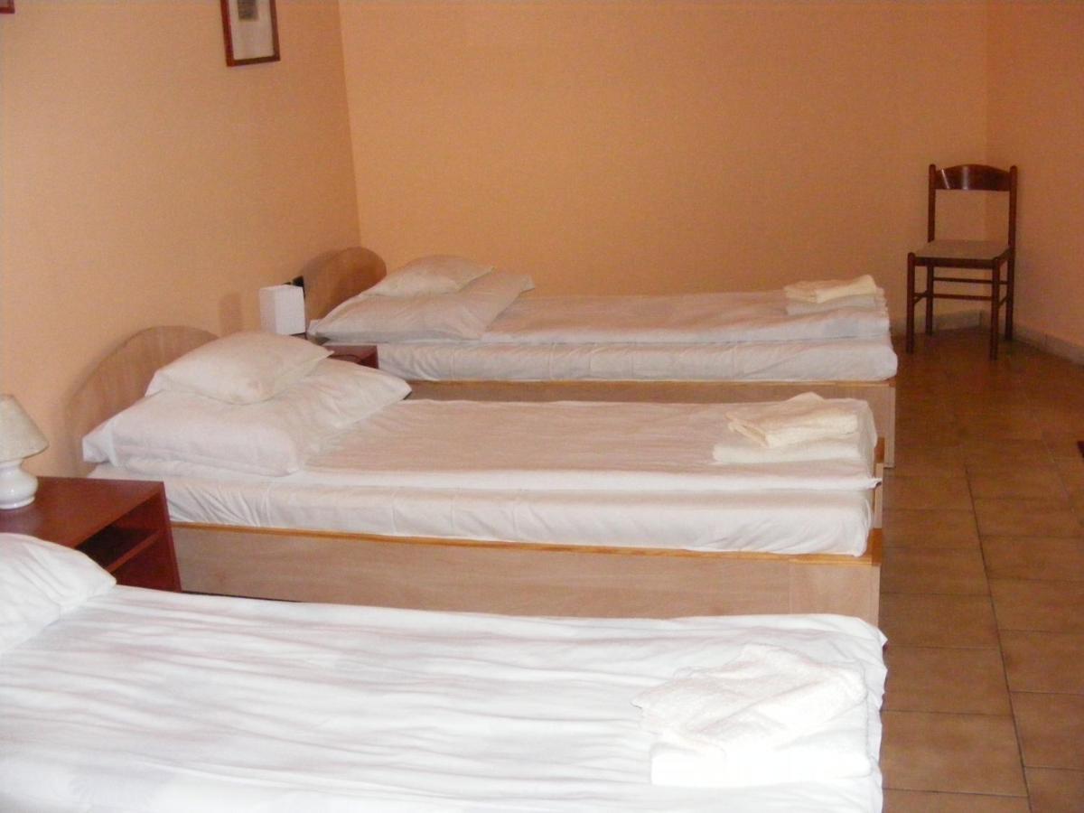 Hotel Pelikan Hodmezovasarhely Bagian luar foto